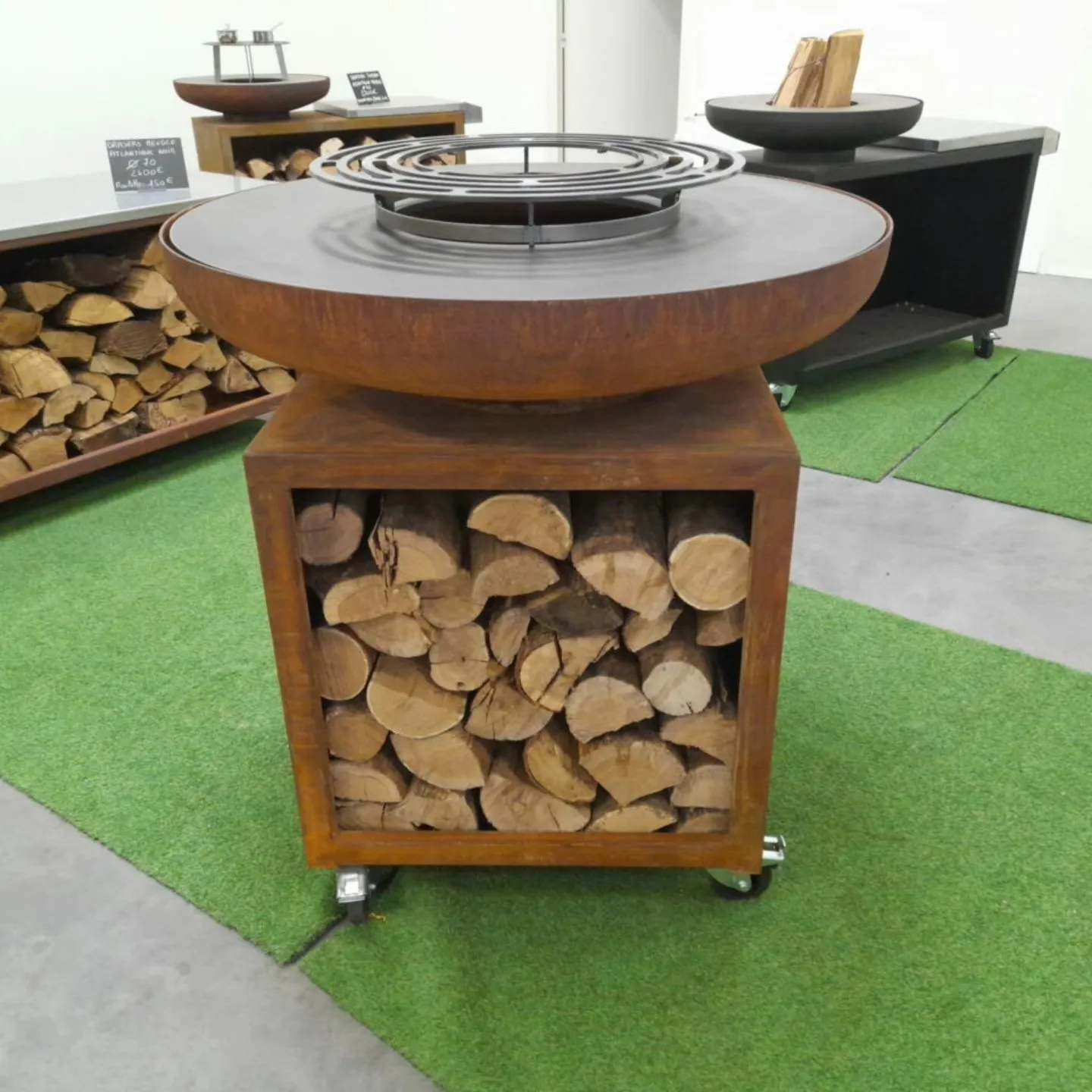 Brasero en acier avec grille circulaire et réserve de bois sur socle