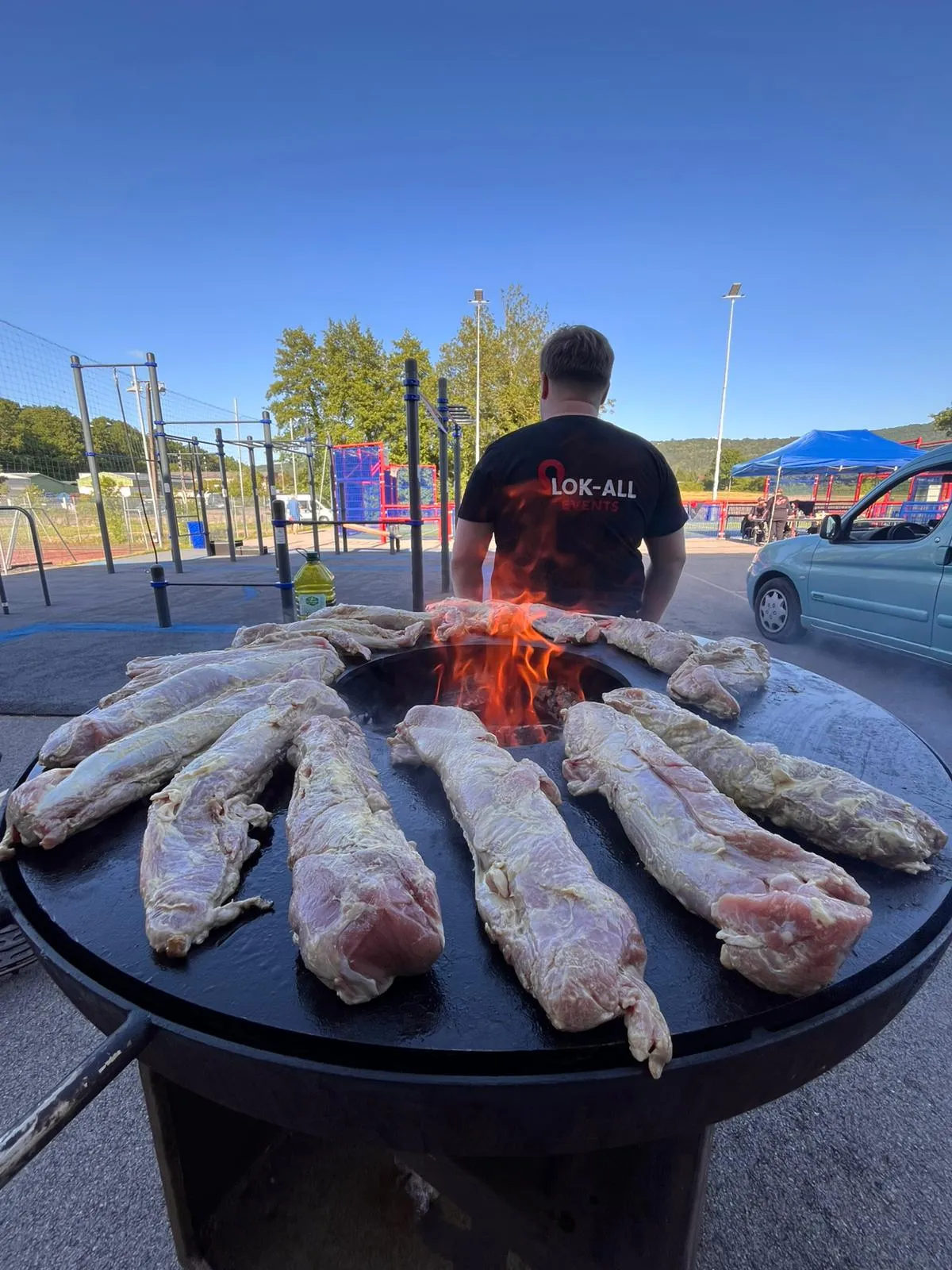Brasero en service lors d'un événement extérieur avec cuisson de viande